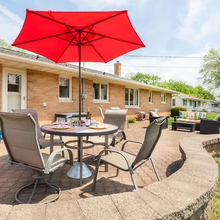 Stadium District Resch 3 Bedroom Sleeps 8